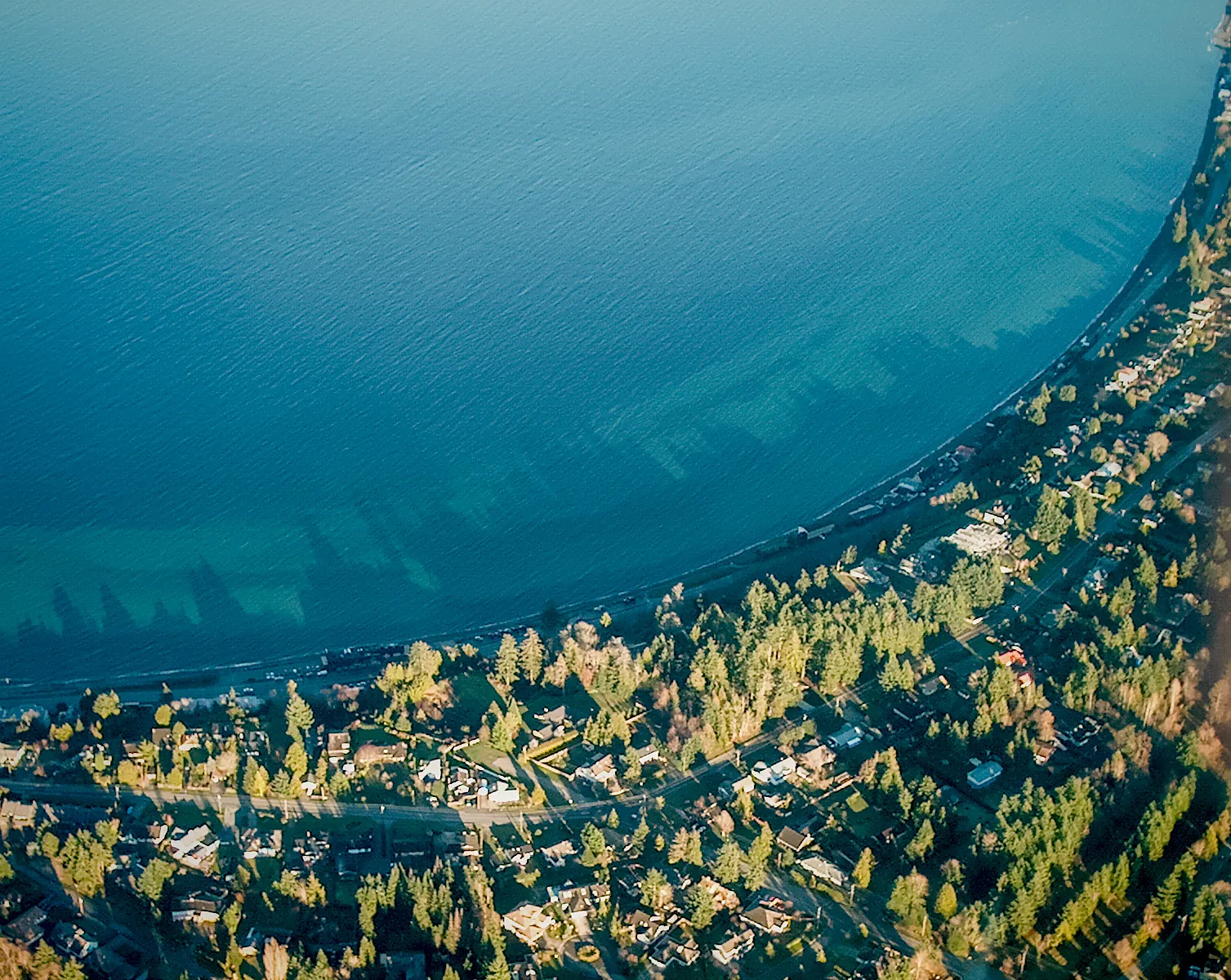 The long sandy beach and calm waters at Qualicum Beach on Vancouver Island